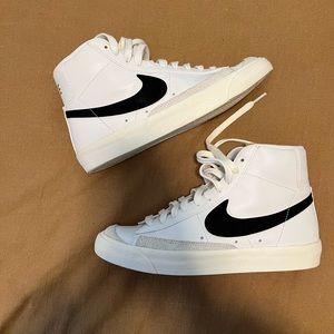 Nike Women’s Blazer Mid 77 Shoes